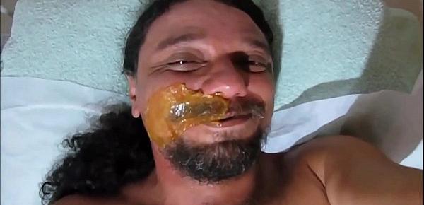  DEPILANDO O BIGODE COM CERA QUENTE PARA GRAVAR PORNO BEIJANDO AS NINFETINHAS NOVINHAS